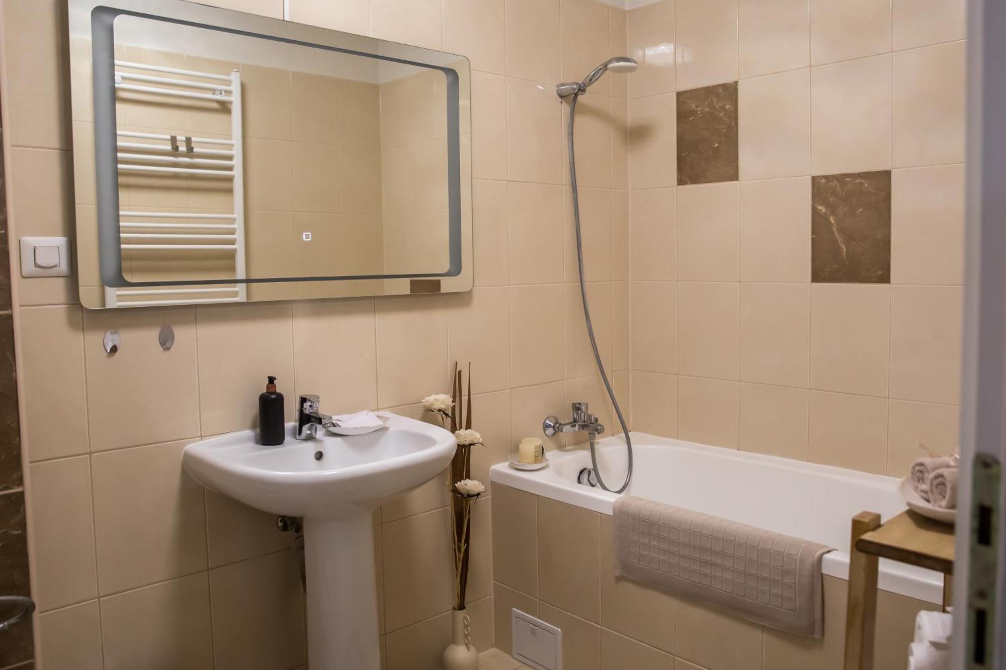 בוקרשט Jsn House - Private Parking & Premium Services מראה חיצוני תמונה