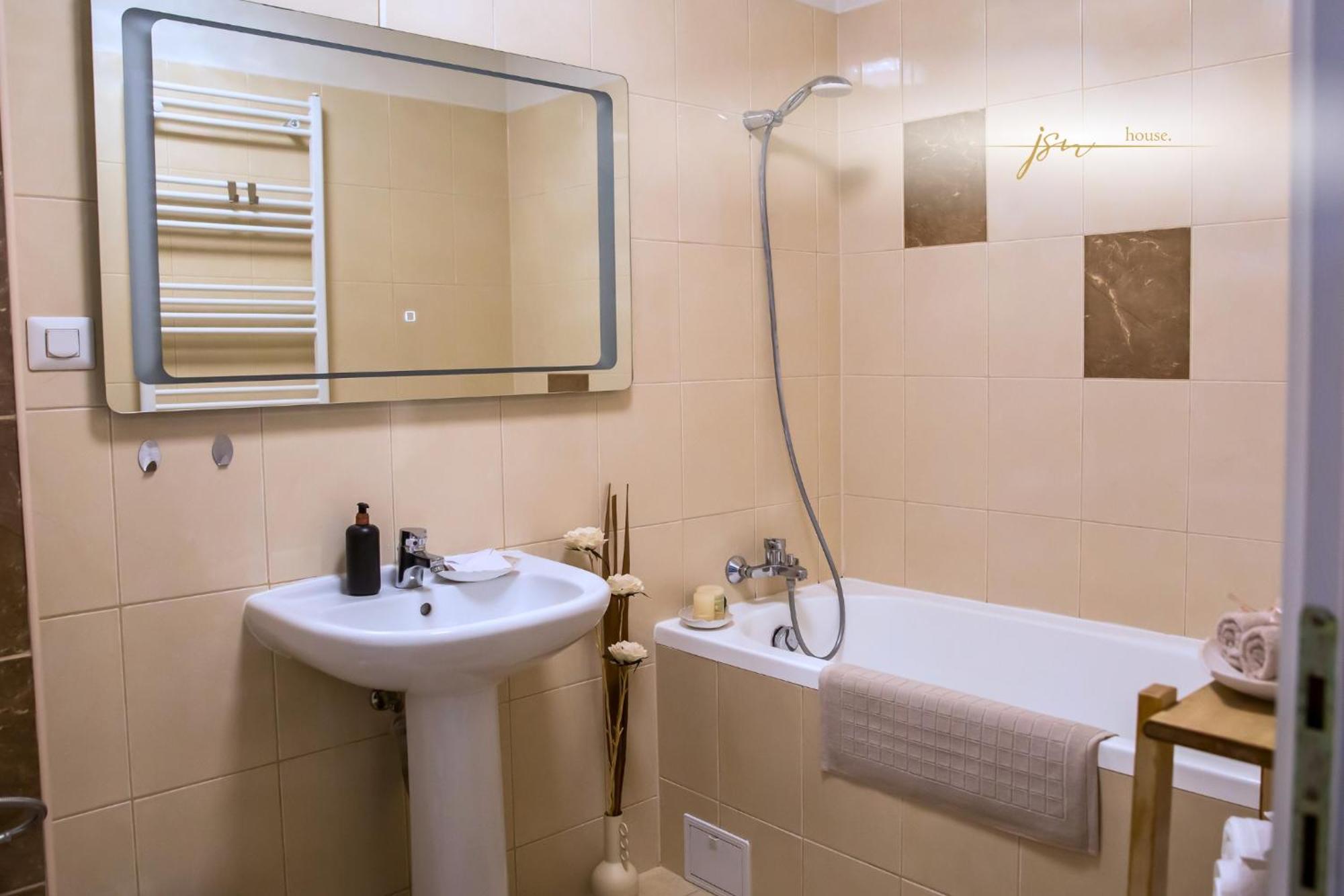 בוקרשט Jsn House - Private Parking & Premium Services מראה חיצוני תמונה